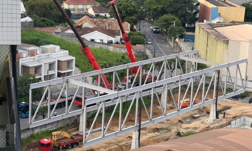 Estruturas metálicas de obras do Museu da Ciência começam a ser erguidas em Volta Redonda